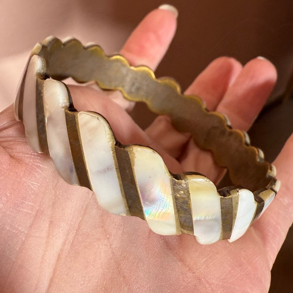 Vintage Mother of pearl brass scalloped art deco wide bangle bracelet - Picture 3 of 17